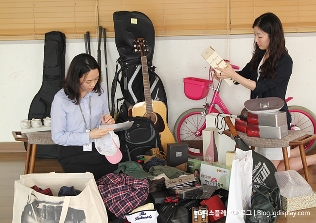 ▲ LG디스플레이 직원들이 바자회에 기부된 물품을 정리하는 모습