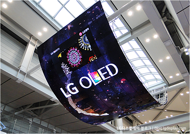 ▲ OLED의 장점을 강조한 LG전자의 올레드 사이니지 '올레드 모멘트'