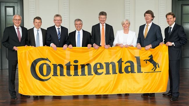 ▲ 콘티넨탈 이사회 멤버들이 지난 2013년 5월, 독일 하노버에서 열린 주총에서 회사의 새 로고를 소개하는 모습 / 출처: continental-automotive.com