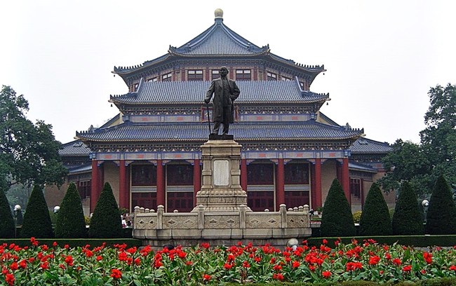 ▲ 중산기념당과 쑨원 동상 (출처: 위키백과)