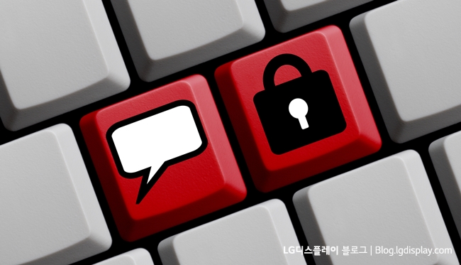 Rote Tastatur mit Symbolen zeigt Verschlüsselte Kommunikation online