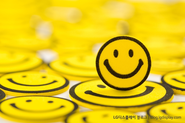 Yellow smiley magnet