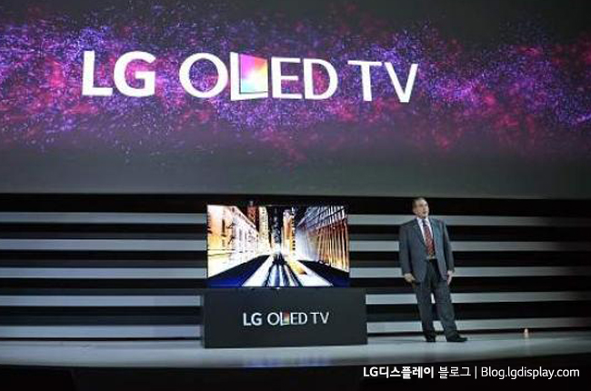 작년 CES 2016에서 새로운 OLED TV를 발표하는 모습