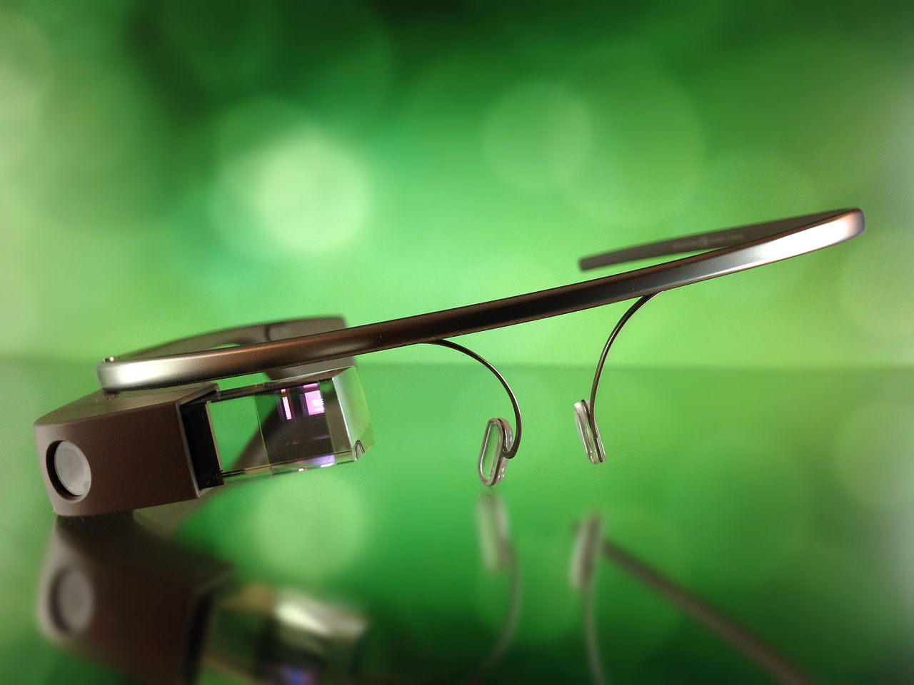 마이크로디스플레이를 탑재한 ‘See Thru Glasses’ 방식의 AR 헤드셋 ‘구글 글라스’ (출처: 위키피디아, Google Glass by Dan Leveille)