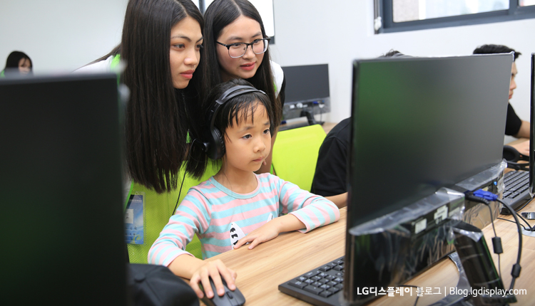 중국 광저우의 IT발전소의 아이들과 대학생 자원봉사단의 모습