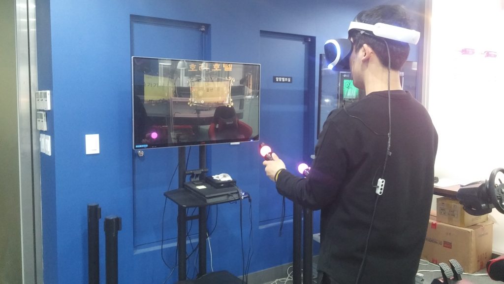 게임, 영화, 스포츠 등 다양한 컨텐츠를 가상현실 공간에서 체험하는 VR 카페 (이미지 출처: VR PLUS)