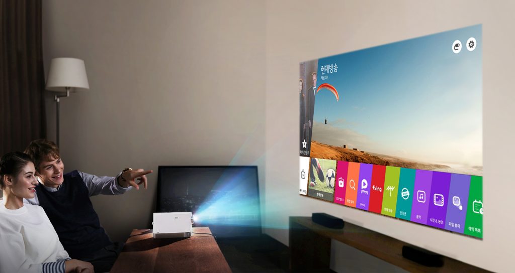 webOS 3.0을 제공하는 LG전자 프로빔 TV HF80JA (이미지 출처: LG전자 웹사이트)