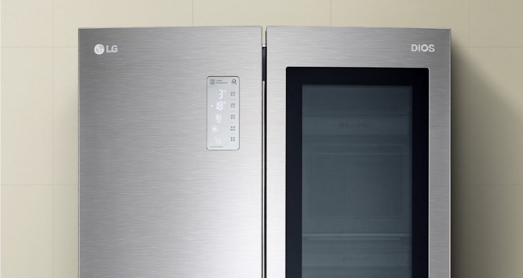 노크하면 내부를 보여주는 LG전자의 노크온 매직스페이스 디오스 냉장고 (이미지 출처: LG전자 웹사이트)