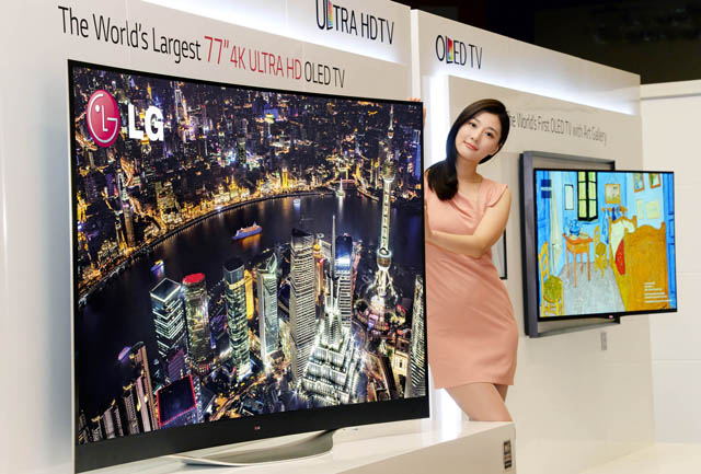당시 세계에서 가장 큰 ‘LG 77인치 울트라HD 곡면 올레드 TV’ (이미지 출처: LG전자 블로그)