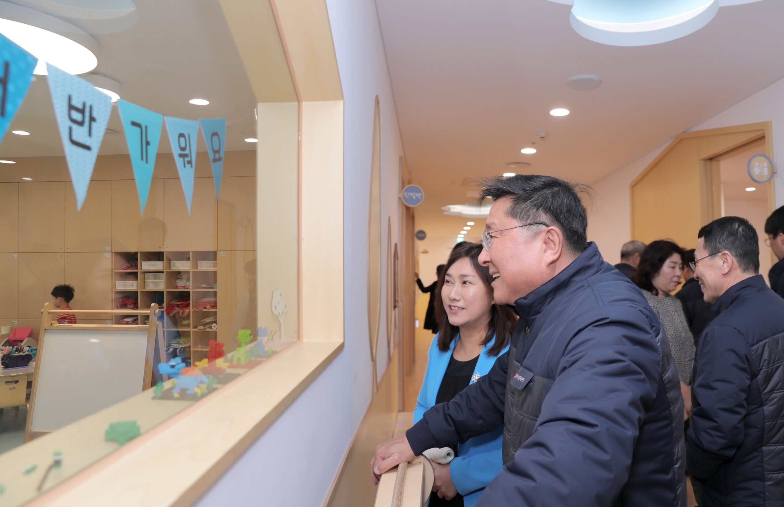 LG디스플레이 CEO 한상범 부회장이 추가 개원한 어린이집을 둘러보고 있다. 