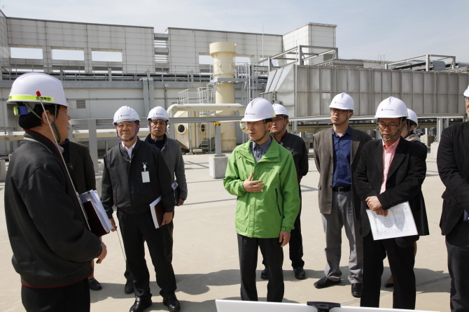 LG디스플레이 온실가스 감축 활동 현장에 방문한 윤성규 환경부 장관 (이미지 출처: LG 웹사이트)
