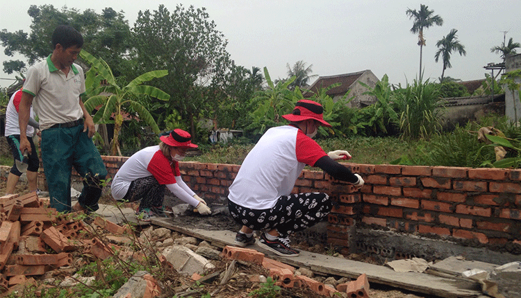 LG디스플레이 임직원 해외봉사단이 베트남 하이퐁시 빈바오현 낙후지역에 있는 트란두엉 중학교에서 교육환경 개선을 위해 학교 담장 공사를 하고 있다.