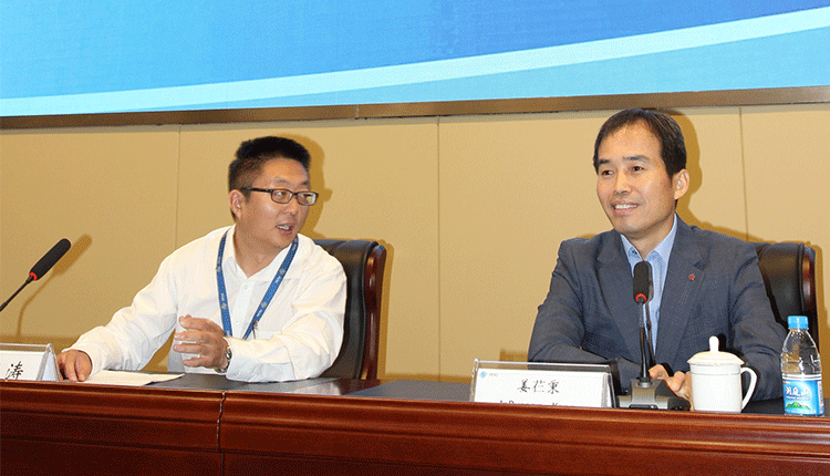 중국 쑤저우 장쑤 특허센터에서 열린 LG디스플레이 기술설명회에서 LG디스플레이 CTO 강인병 전무(오른쪽)가 리얀타오(李彦涛) 심사주임과 함께 이번 행사의 의미를 발표하고 있다.