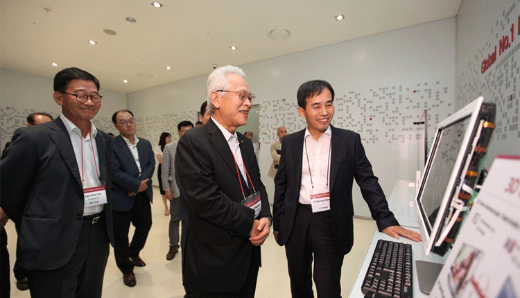 Kaneka의 히로사쿠 나가노 부사장(중앙)과 SKC Haas 이태화 사장(왼쪽)에게 전시 제품을 설명하고 있는 LG디스플레이 CTO 강인병 전무(오른쪽) 