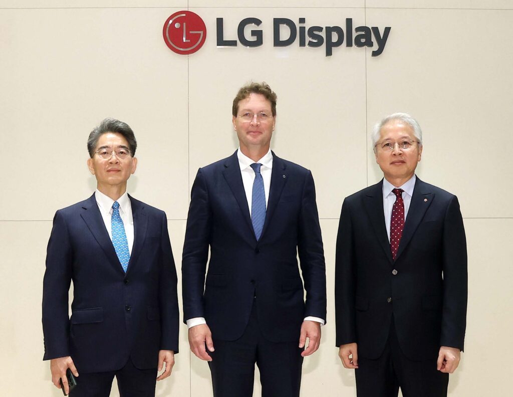 LG Display and Mercedes-Benz's Cooperation for Automotive Displays (1)