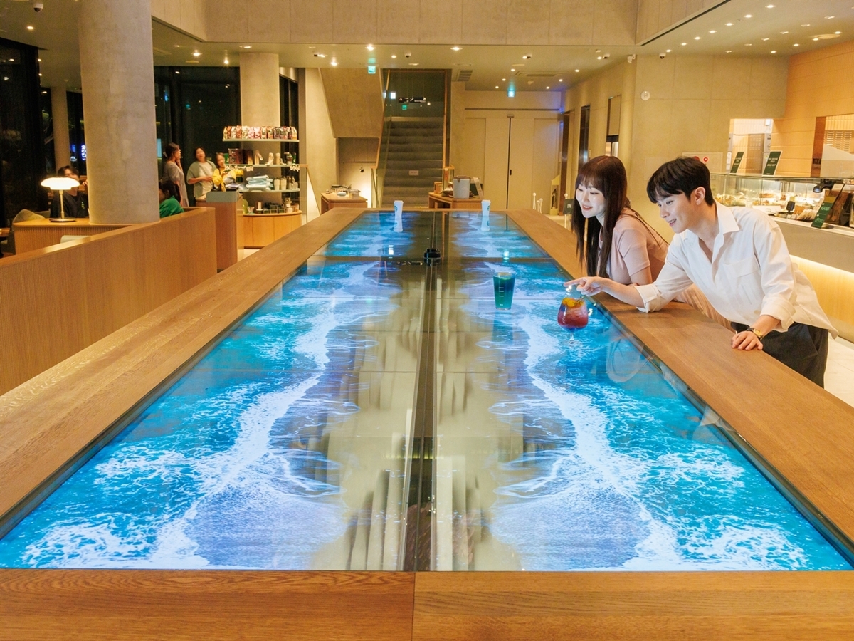 Starbucks ‘THE Yeosu Dolsan DT’ and the ultra-large ‘Transparent OLED Table’ (2)