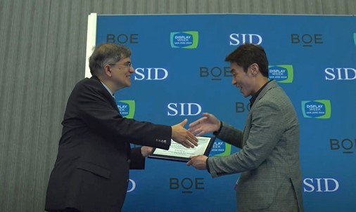 [SID 2024] LG Display Receiving the 'Distinguished Paper of the Year' Award