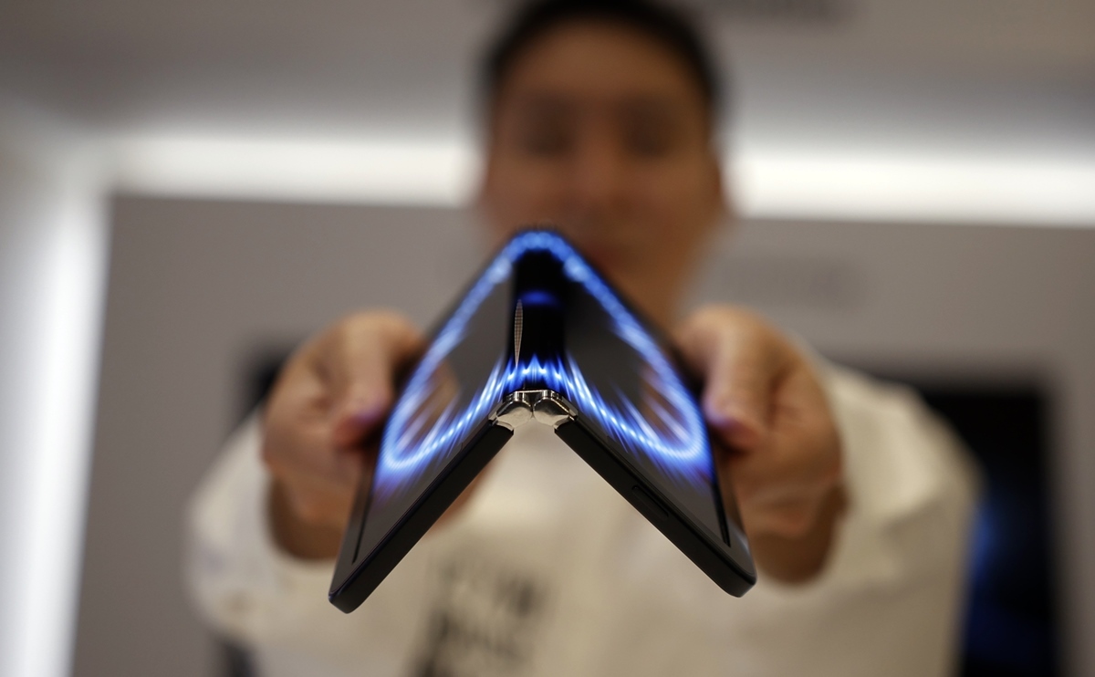 [CES 2023] 8-inch 360-degree Foldable OLED