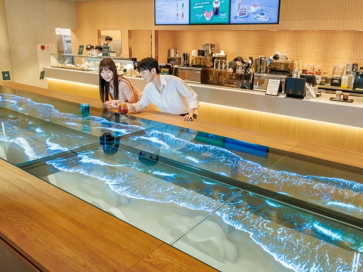 스타벅스 ‘더여수돌산DT점’ 초대형 투명 OLED 테이블 (1)