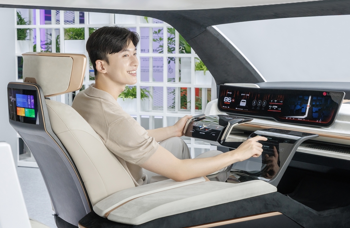 [K-디스플레이 2023] 차량용 OLED 자율주행 콕핏