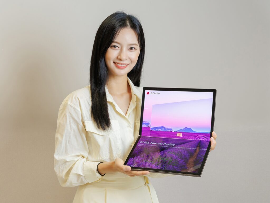 LG디스플레이 17인치 폴더블 노트북용 OLED 패널 (1)