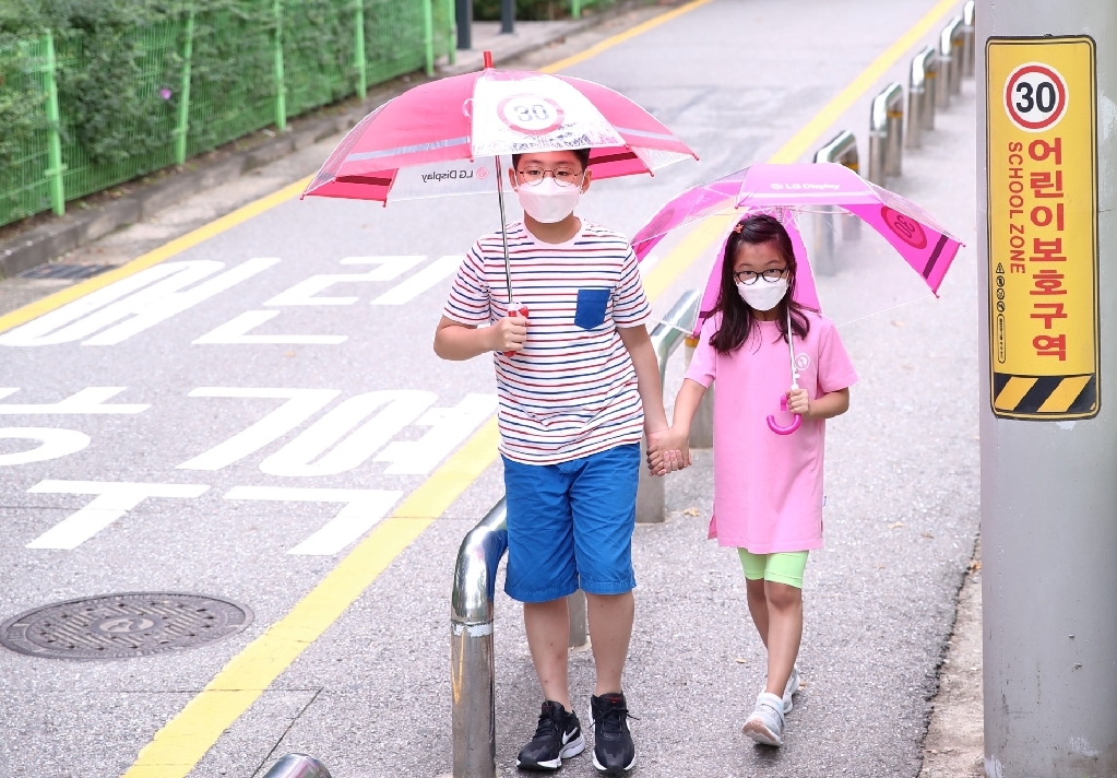 2021_LG디스플레이, 어린이 교통 안전 위한 ‘투명 안전 우산’ 배포 (2)