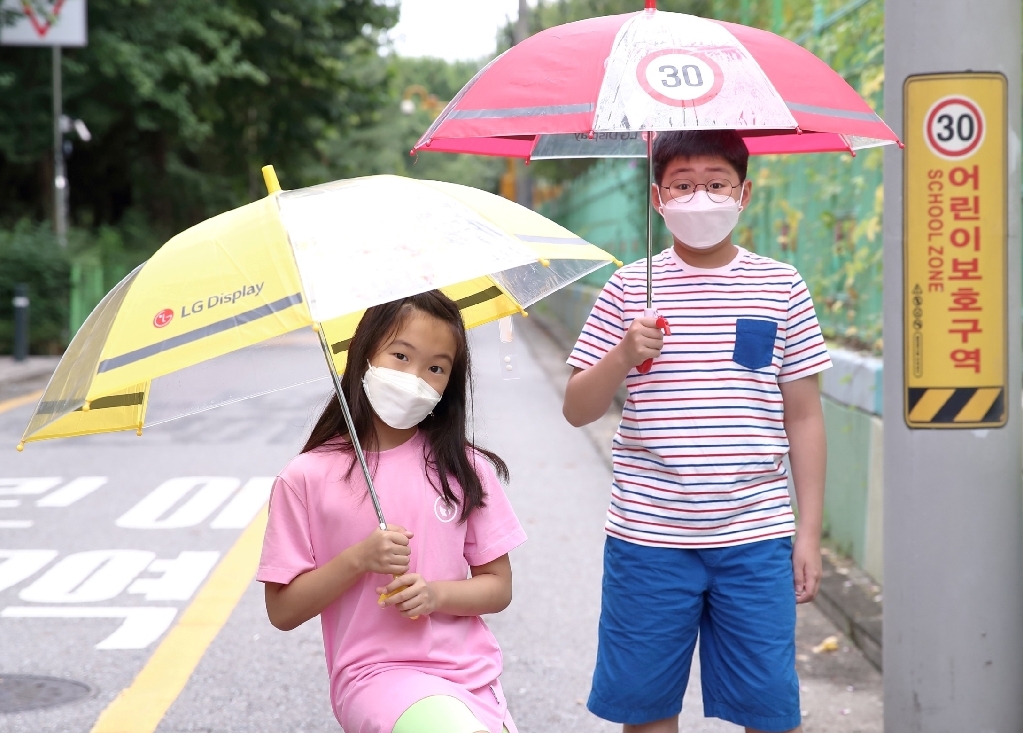 2021_LG디스플레이, 어린이 교통 안전 위한 ‘투명 안전 우산’ 배포 (1)