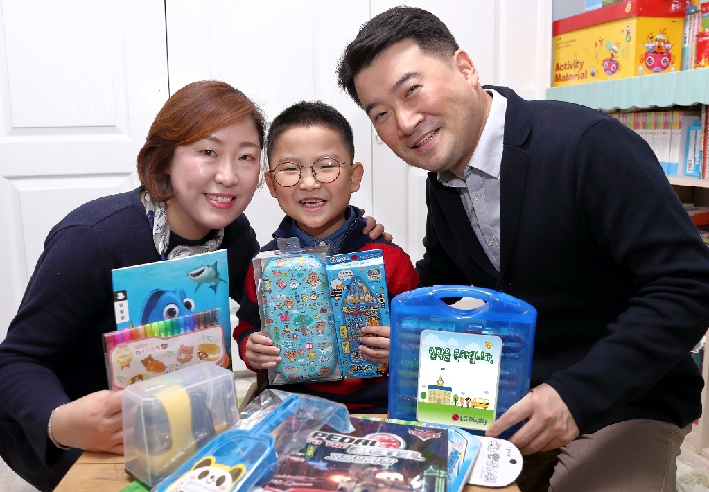 LG디스플레이, 임직원 자녀 1,500여명에게 초등학교 입학선물 전달