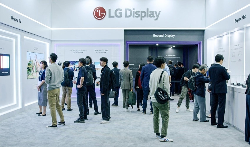 [SID 2023] Visitors at LG Display's Booth (2)