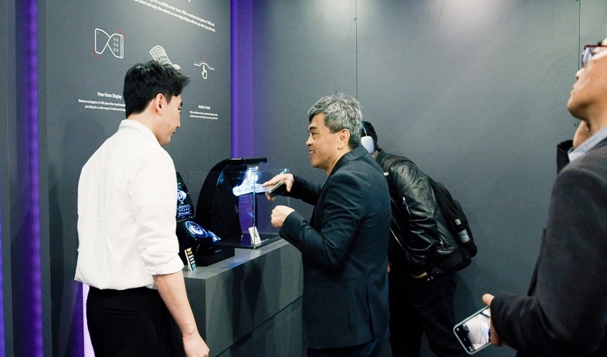 [SID 2023] Visitors at LG Display's Booth (1)