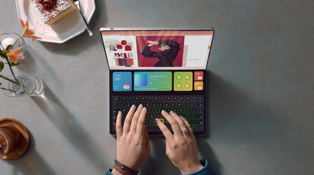 [CES 2022] 17" Foldable Laptop (1)